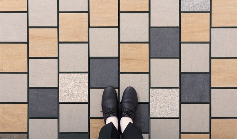 タイルは天然石材を使用したストーンタイルと多様な表現を追求したセラミックタイルの2種展開。自由に組み合わせて空間デザインを演出。