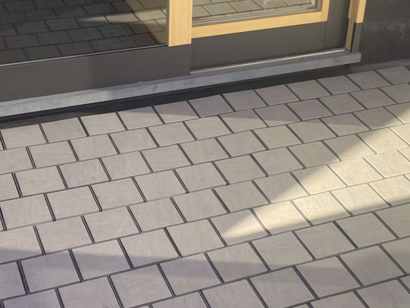 コロナ渦やアウトドアブームで、アウトドアリビングのひとつと考えられる、ベランダ、バルコニーのリフォームに。施工のしやすさ抜群。
