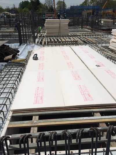 断熱材と特殊フィルムを一体化、コンクリート打ち込み用型枠を兼用する。