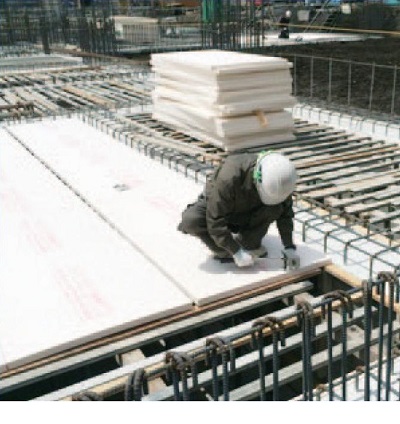 断熱性及び防湿・防露性に優れ、コンクリートとの付着性も良い断熱材。