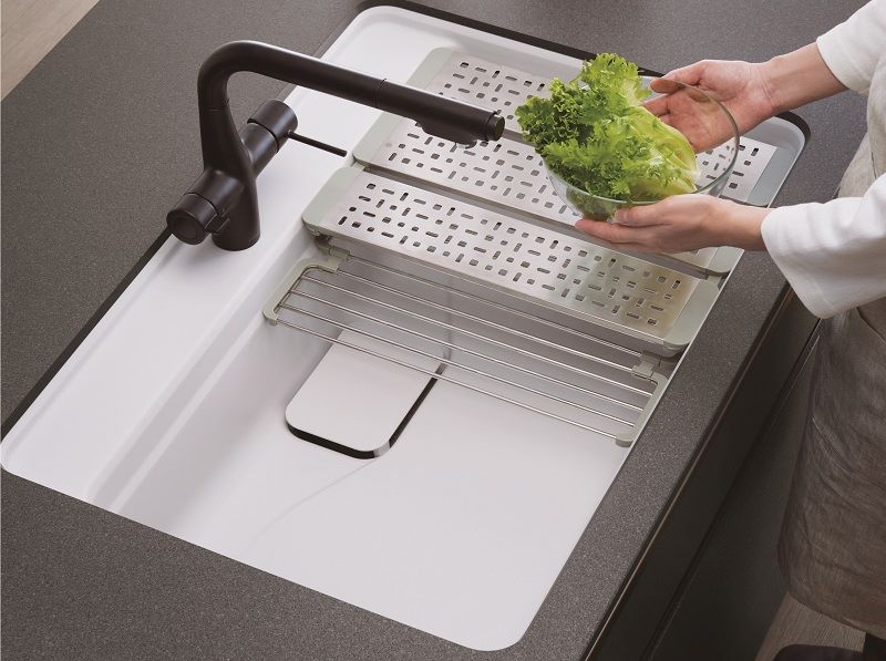 折りたたみ式のアイテムで、シンク上のスペースをマルチに活用できる「スムースワークシンク」。上段のプレートは、材料のカットや水切りに。中段のラックは、食材や調理器具の一時置きに便利。