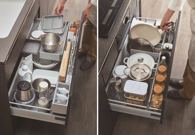 収納物が一目瞭然。ワイドな間口の「ベースキャビネット・オーバービュー収納」。シンク下は高さの違いで整頓でき、コンロ下は可動式間仕切りで、調理器具を立てて収納でき、どちらも出し入れがスムーズ。
