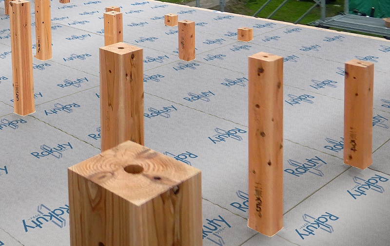 上棟時に天井部の断熱施工が可能。上面表面仕上げは、水に強く、遮熱性のある不織布シルバー。