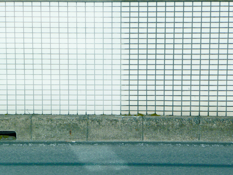 ライフガードコーティングを施工した外壁は、雨水によるセルフクリーニング効果もあるため、汚れが浮き上がり洗い流され、美しい状態を保ちやすくなります。屋外での耐用年数も10年程度と長いのも特長。