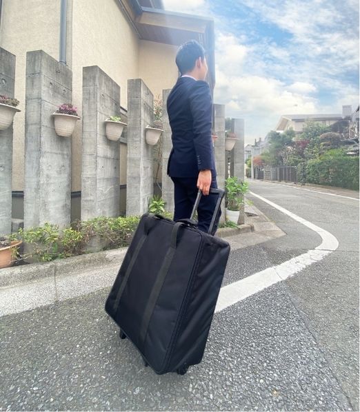 気密測定器シーチアは全部合わせてもキャリーケース1個に収まり、重量たったの7kg程度。キャスター付きのため持ち運びも簡単。