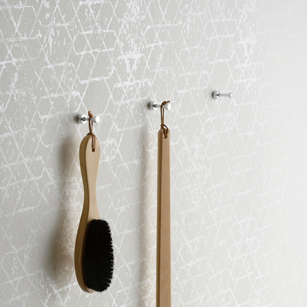 円柱からスッと伸びた24mmある引っ掛かり部分がしっかりとホールド。シュー・シャイン・ペーパーやコートブラシなど、あらゆる小物を掛けるのに最適な便利なアイテム。