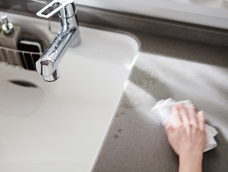 手入れが簡単でいつでも綺麗さをキープできる人造大理石ワークトップ。熱や衝撃に強く、汚れにも強いので日々の手入れは水拭きだけ。細かい傷ならナイロンタワシで補修が可能。