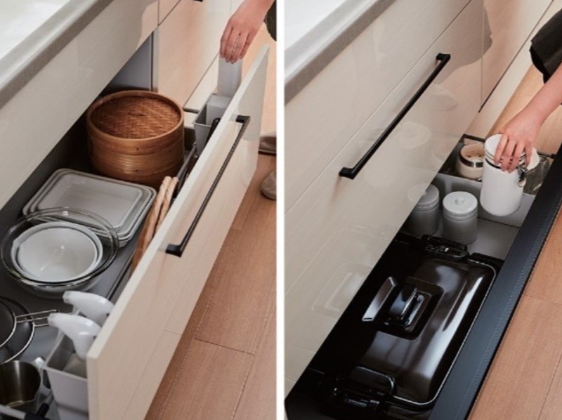 自分流にアレンジできるシンプルな収納。シンク下の中段引出し内には包丁差しを装着。オプションを使えばラップやキッチンツールなど長さのあるものも収納しやすくなる。下段部には重量物などを収納することも可能。