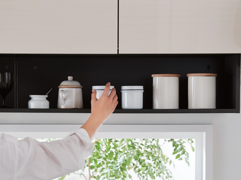 さらにプラスオンして自分らしいキッチンに。使いたい時にすぐ手が届く「オープンウォール」。よく使う食器や調味料だけでなく飾り棚としても使えるため、小物などを飾ることもできる。