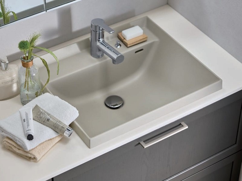 美しさが長く続くマテリアル。独自の人造大理石カウンターとボウルは衝撃や汚れに強く、手入れも簡単。カウンターは2種類/全5色。ボウル形状は3種類/全10色から選択可能。