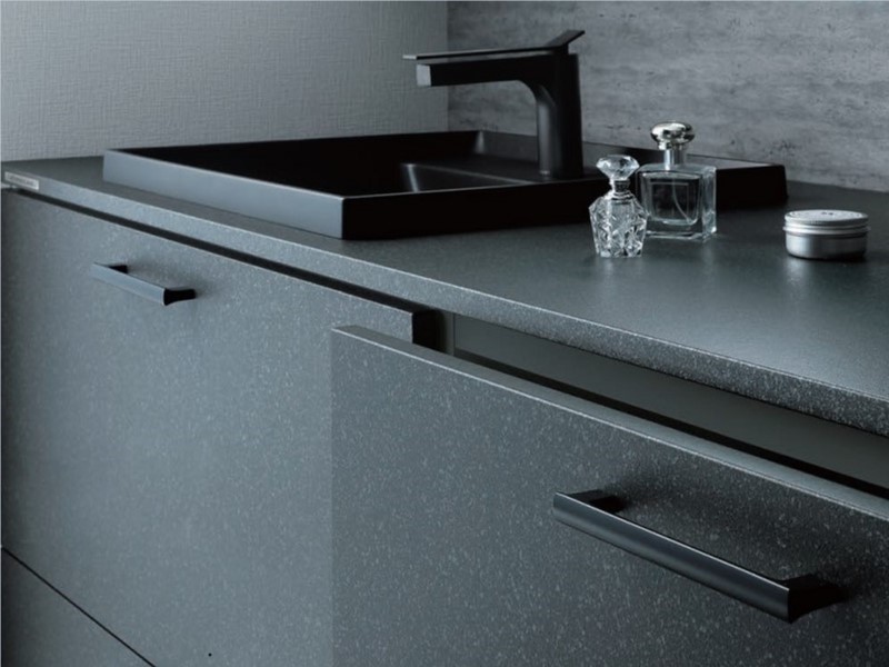 形状や色柄、質感などにこだわった個性豊かな扉シリーズ。全36色の豊富なカラーより選択可能。なかでも塗装扉のテノールカラーはボウル・カウンターと揃えることもでき、統一感のある上品な印象に仕上げられる。