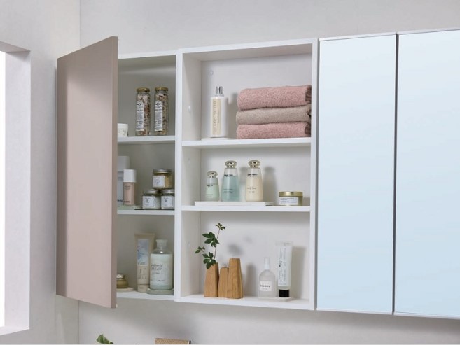 ライフスタイルに合わせて選べるミラー。使い勝手のよい機能が充実した3面鏡から、シンプルなミラーのみも用意。用途に合わせて収納を増やすことも可能。