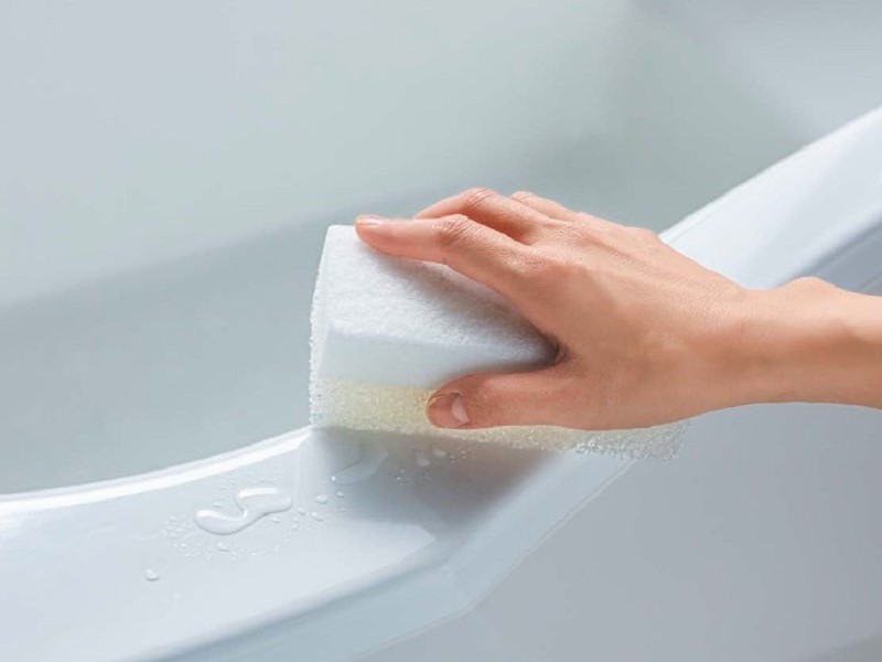 標準仕様の人造大理石バスタブ「スターク」は、表面がなめらかなので、普段の手入れは軽くこするだけ。お湯による劣化が少なく傷付きにくい単一素材のため、メンテナンスが簡単で美しさが長続きする。