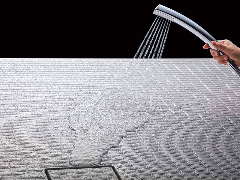 「うつくしフロアW(ダブル)」ダブルの溝構造が水をしっかり流すので、水や汚れが残りにくく、毎日の手入れはシャワーで流すだけで済む。中性洗剤を使ってスポンジでのこすり洗いは週1回でよく、手入れが簡単。