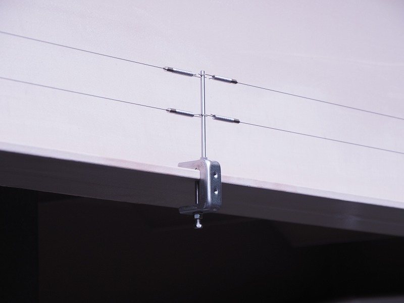 厚み35mmまでのH形鋼等に固定が可能。特殊ボルト採用でずれにくくしっかり設置。