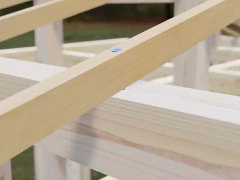垂木に対して垂直に打ち込む。2×4工法用の垂木材にも使用可能。
